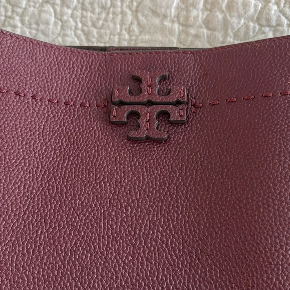 TORY BURCH McGraw Bucket Bag and matching McGraw Bi-Fold Wallet, burgundy/maroon - Picture 5 of 10